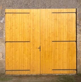 Porte de garage battante deux vantaux bois Gaïa sur mesure à Rochefort - Vue 1